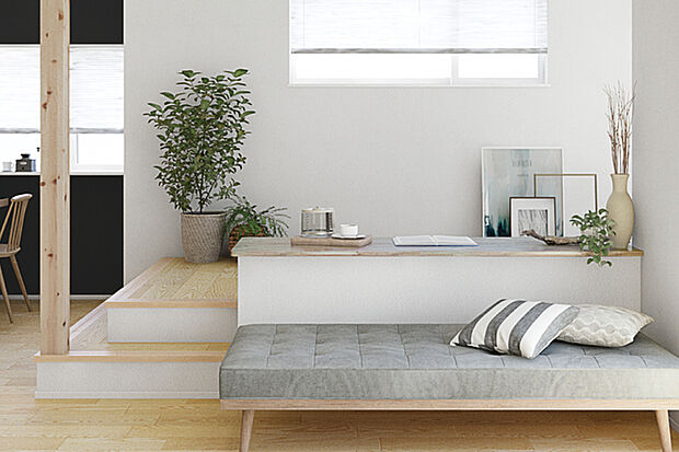 【【ステージリビング】】リビングの一角に小上がりのステージと掘り机スタイルのカウンターを設置。家族の気配を感じながら仕事や勉強、趣味などの自分時間を存分に楽しめます。※号棟により採用状況が異なります。