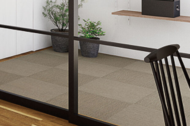 【【テキスタイルフロア】】小さな子どもでも安心のクッション性のあるテキスタイルフロアを採用したマルチルーム。汚れたら剥がして手洗いでき、いつも美しいフロアを保ちます。※号棟により採用状況が異なります。