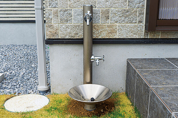 【【外水栓】】お庭の水やりや夏の水遊び、泥がついたお子さまの遊び道具や服の予洗い、洗車など暮らしの中で重宝する外水栓。スタイリッシュなデザインで、便利に使える2口水栓です。