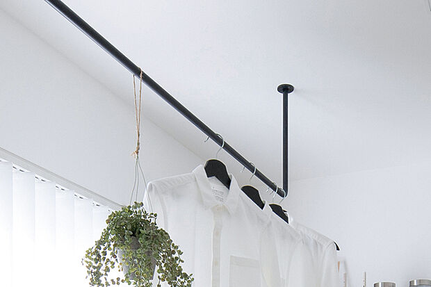 【【ハンギングレール】】洗濯物を干したり、お好みの観葉植物などのグリーンを飾って楽しむことのできるハンギングレールを家事スペースに設置しました。※号棟により採用状況が異なります。