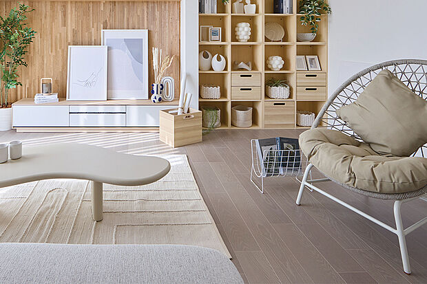【【WIDE LIVING】】家族が思い思いに過ごせる広さを確保したワイドリビングには、コレクションなどを飾りながら収納できるカスタムブックシェルフを採用しました。※号棟により採用状況が異なります。