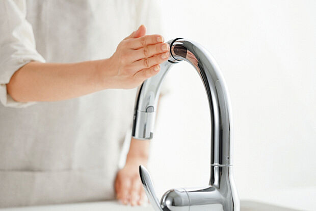 【【タッチレス蛇口一体型浄水器】】スタイリッシュな空間に映えるミニマルなデザイン。側面のセンサーで楽々操作でき、引き出してハンドシャワーとしても使えます。省エネ性と操作性に優れた水栓です。
