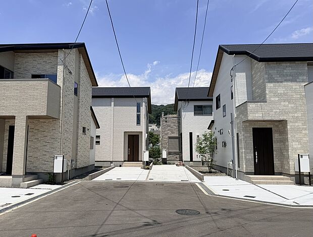 完成建物見学会開催中!
モデルハウスに加え、完成した住戸もご見学いただくことが可能です。
ぜひお気軽にお問合せをお願いいたします。