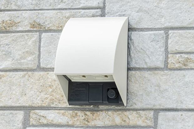 【防水コンセント】屋外での電源使用に対応する防水コンセント。ガーデニングや洗車など暮らしの幅を広げます。