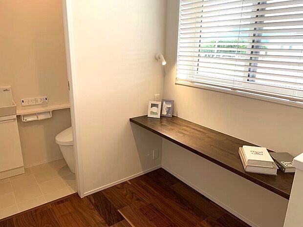【2Fトイレ】トイレ前のスペースを生かしたカウンター
