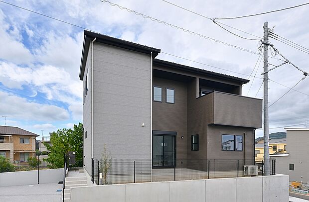 14号地外観・・直線的なブラウンの外壁にファブリックの様な外壁を合わせることで洗練されたスタイリッシュ邸宅に・・・