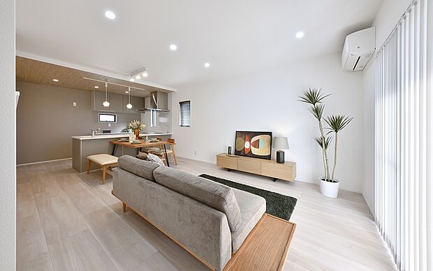 【２号地内観写真】とにかく日当たりのいいリビング(^^♪ナチュラル色の床と壁がさらに明るさをUPP↑