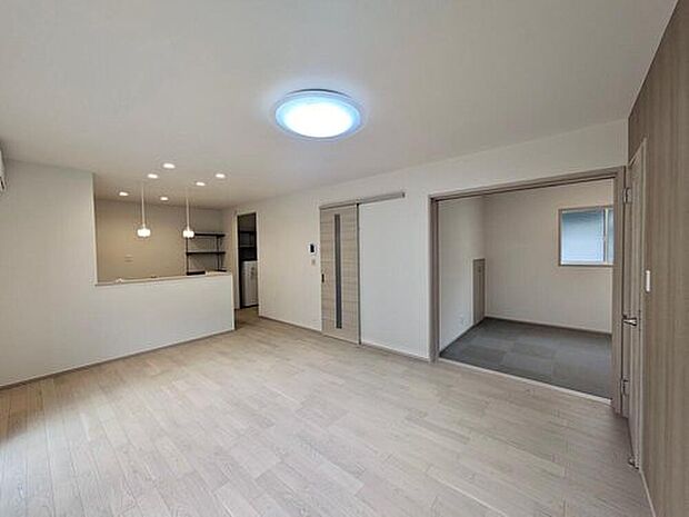 室内(2025年12月)撮影
16帖のLDKは、家族が自然と集まるゆとりある空間。家具を置いても圧迫感がなく、くつろぎの時間を心地よく過ごせます。