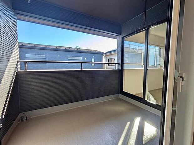 室内(2025年12月)撮影
屋根付きのインナーバルコニーは、雨や花粉の影響を受けにくく、天候を気にせず洗濯物を干せる便利な空間です。毎日の家事を快適にサポートします。