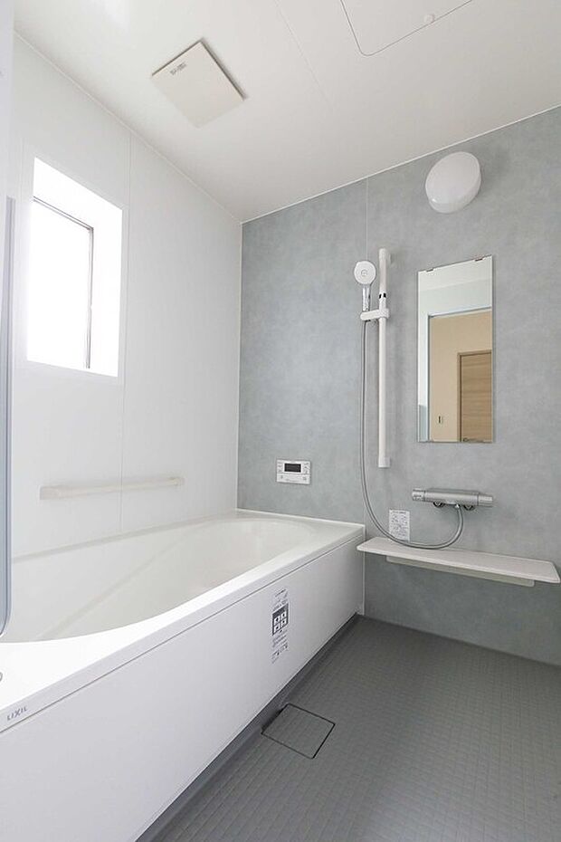 【No.3　浴室】洗練されたデザインの浴室は、贅沢なリラックス空間として日々の疲れを癒し、心地よいひと時を提供します。窓付きで明るく、換気を常に行うことができ、清潔な空間を保てるのも嬉しいポイントです。