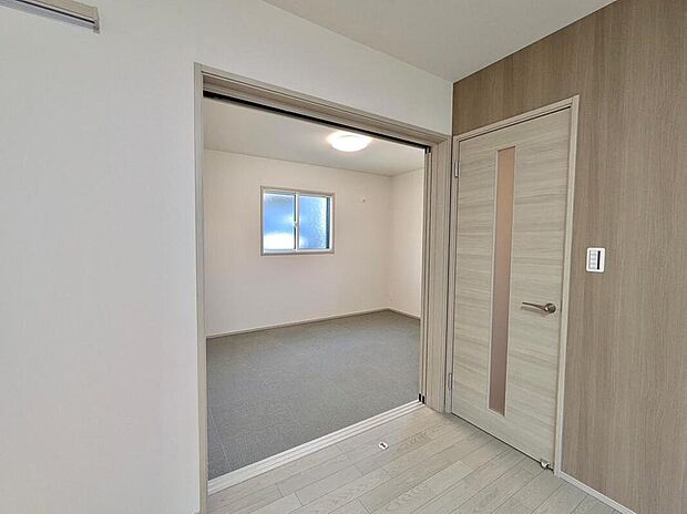 【リビング以外の居室】室内(2025年12月)撮影
6帖のセカンドルームは、ワークスペースやキッズスペースなど多目的に活躍。暮らしに合わせて柔軟に使える便利な空間です。ライフスタイルの変化に対応しやすい設計です。