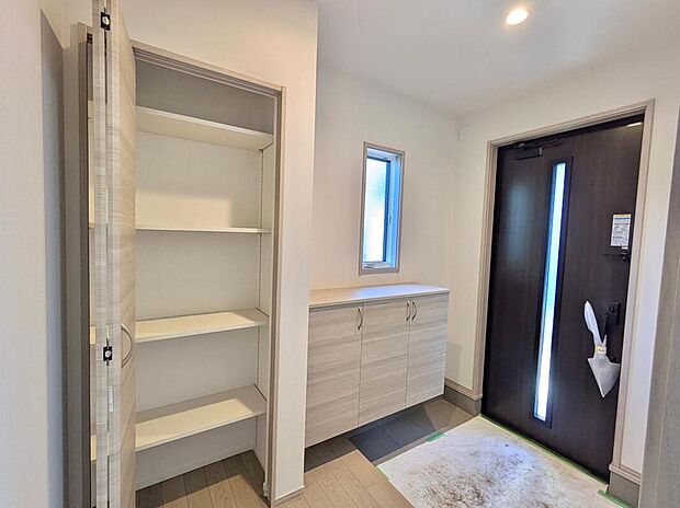 【玄関】室内(2025年12月)撮影
大容量収納を備えた玄関。靴や荷物をまとめてしまえて、空間を広く使えます。散らかりやすい玄関周りを整理でき、毎日の出入りも快適です。来客時もすっきりとした印象を保てます。