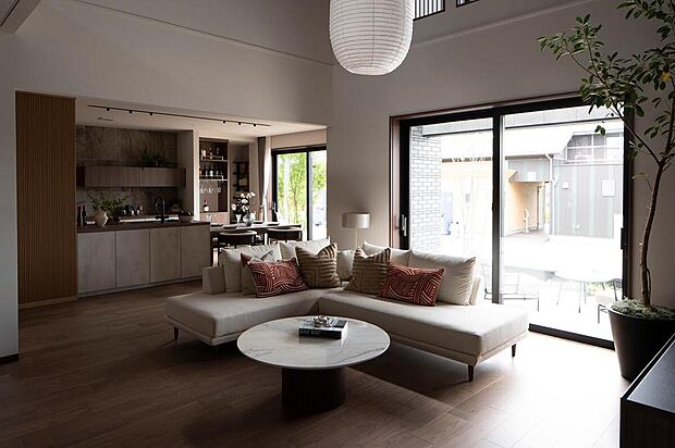 【展示場】【埼玉 三郷展示場】
2×8の高気密・高断熱の住まいをご体感いただけます。吹き抜けにより明るく開放的なリビングです。
■住所:〒341-0050 埼玉県三郷市ピアラシティ2-7-6(三郷ハウジングステージ内)
■TEL:048-953-9575
■営業時間:10:00~18:00
■定休日:火曜・水曜(祝日の場合は営業)