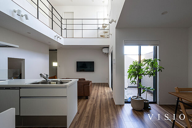 【■VISIO施工例】白い外壁と木目の床、アイアンの手摺が洗練した印象のLDK