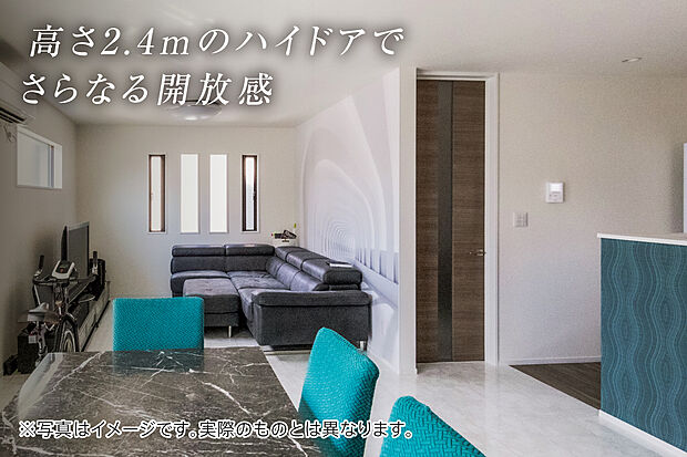 【高さ2.4ｍのハイドアでさらなる開放感（標準仕様）】リビングドアにハイドアを採用することで、空間をすっきりスタイリッシュに見せることができます。
