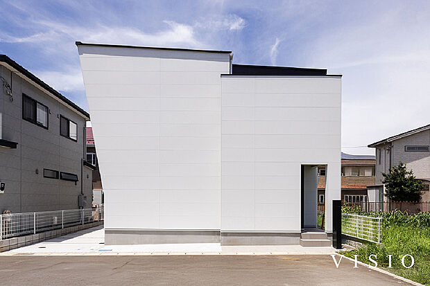 【端正なフォルムが美しい外観】白を基調にまとめたシンプルなデザイン。
直線的なラインが、清潔感と洗練された印象を演出します。