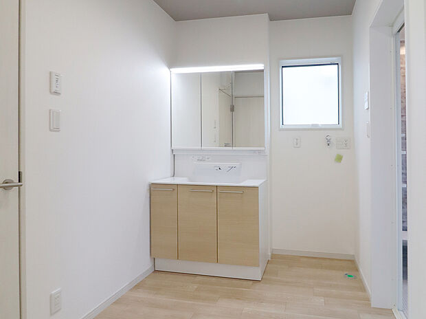 【洗面化粧台】900mmワイドタイプの洗面台を標準仕様としています。洗濯機置き場にはガス衣類乾燥機「乾太くん」が設置できるガスコック付き。