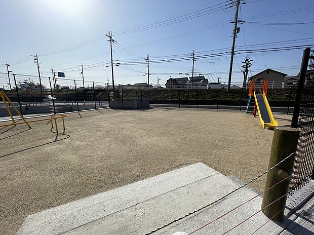 【分譲地内の様子(公園)】ブランコと滑り台のある公園。小さなお子様の遊び場に最適です。