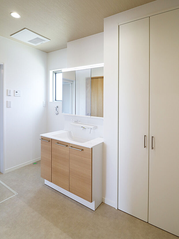 【当社施工例】洗面台はTOTO製かLIXIL製からお選びいただけます。