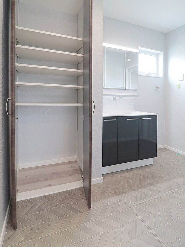 【洗面所収納】どのモデルハウスにも洗面所内に収納スペースを設けました。棚板は可動式で、タオルや日用品・洗剤のストックなど様々な物をすっきりと片付けることが出来ます。