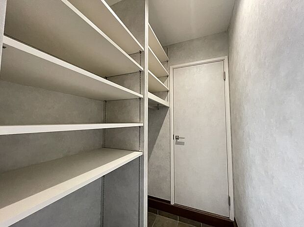 【ウォークインクローゼット】収納力抜群で、衣類や小物をまとめて整理可能。動線もスムーズで、部屋をすっきり保ちながら快適な収納空間を実現します。