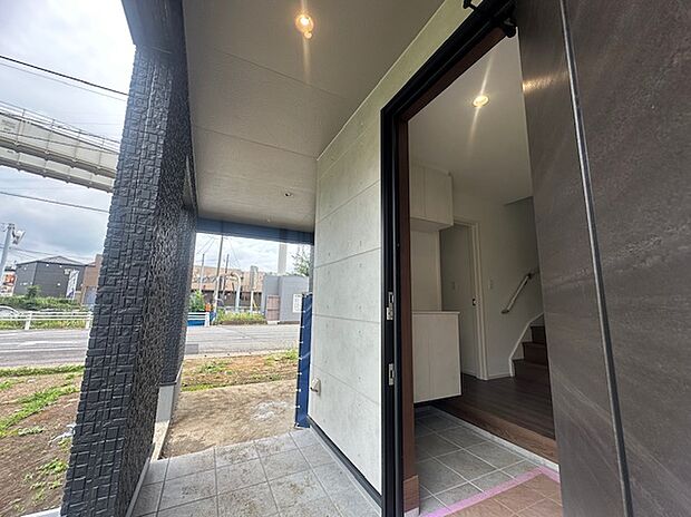 【ビルトインガレージから玄関】ビルトインガレージから玄関まで濡れずに移動できるのは、とても便利ですね!特に雨の日や、荷物が多い時には快適さが格段にアップします。屋根付きの通路を設けたり、玄関までの動線を考慮して設計すると、濡れる心配がなくスムーズに移動できるでしょう。