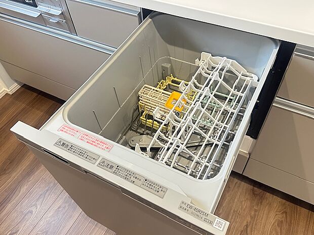 【食洗器】家事の負担を軽減! 手洗いの手間が省けるため、家事の時短が可能です。家族が多いほど食器の量が増えるので、毎日の洗い物が大幅に楽になります。