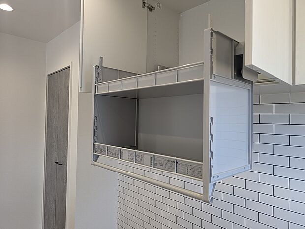 【キッチンダウンウォール収納】手が届きにくい高い位置の棚を、手動で目の高さまで降ろすことができて、出し入れがラクラク。棚がほぼ一定の速さで降りてくる「定速度ダンパー」と、スムーズに上げ下ろしができる「荷重切替機能」が付いています。