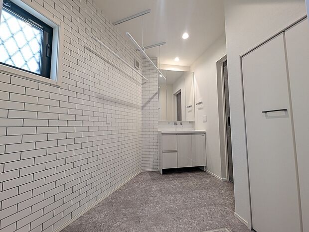 【洗面脱衣室】通常の建売より広めとなっており、室内物干し竿もございます。
