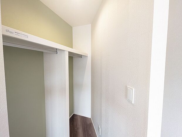 【ウォークインクローゼット】主寝室にはウォークインクローゼットがございます。