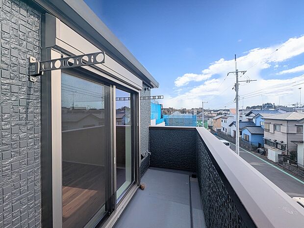 【バルコニー】道路向かいより一段高くなっておりため、視線を集めにくいバルコニーです。