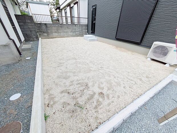 【庭】庭でのびのび外遊び♪ 日当たりの良い庭で家族時間を満喫! ※2025年10月19日撮影