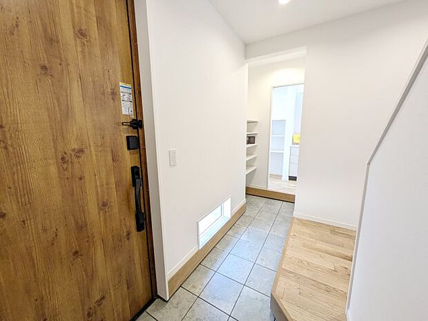 シューズクローク付き。靴はもちろん、ベビーカーや趣味の道具も収納できます♪