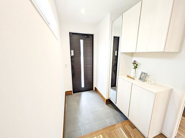 玄関｜大容量のシューズボックス♪姿見の鏡付きなので身支度もばっちりです♪