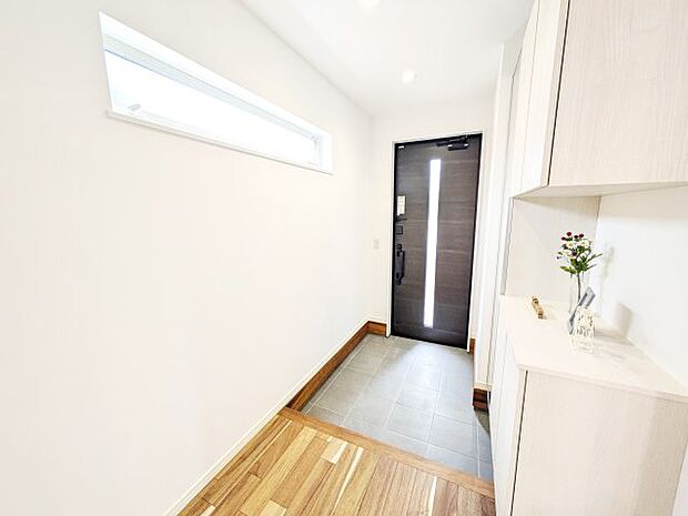 玄関｜玄関は明り取りもあり日当たりばっちし('◇')ゞ
