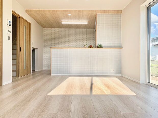 【1階 15.7帖LDK】※同仕様写真。 キッチンにはパントリーあり♪パントリーは、小物が多いキッチンに最適!扉付きで転倒防止になり、すっきり隠せます。