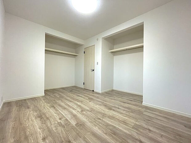 【洋室】オープンクローゼットを採用。圧迫感のない洋室。デットスペースがなく家具の配置がしやすいのも魅力です♪
