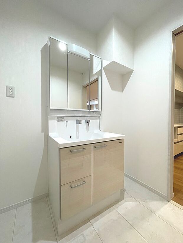 【三面鏡洗面台「エリシオ」タカラスタンダード】【同一仕様】頑丈な人工大理石を採用しており、汚れがしみ込まず、キレイな状態を保つことができます。カウンター上部まで継ぎ目がなく、拭き掃除がしやすい。家庭用薬品に対しても強い耐性があります。耐水性もあるので、水廻り設備と相性も良く、お手入れしやすく、清潔さを長く保つことができます。三面鏡になっており、鏡の裏は大容量の収納スペースになっていますので、毎日の身支度に便利です。※実際のものとは異なります。