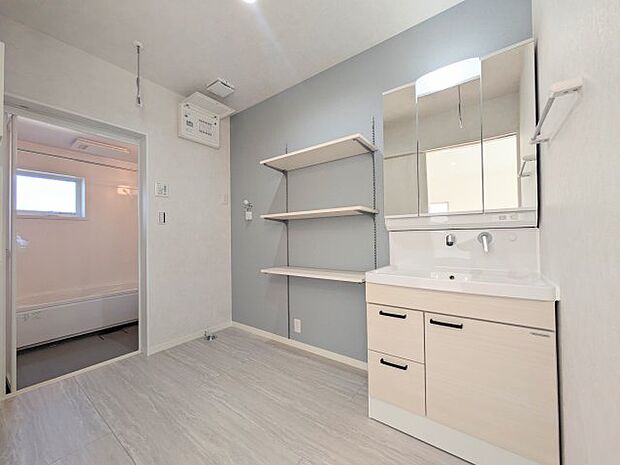 【独立洗面台】使いやすいシンプルなデザインの三面鏡洗面台。身支度時にうれしい機能性や収納力もしっかりと備えてます。