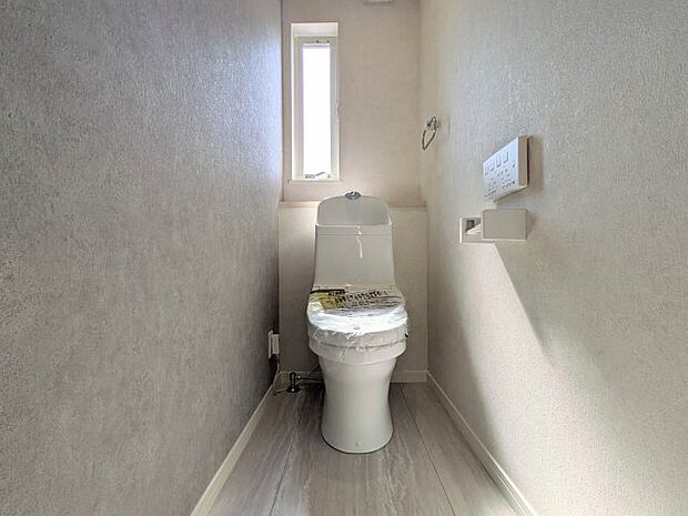 【トイレ】多機能で使いやすく、お手入れしやすい工夫が詰まったトイレを採用。キレイを保て節電節水効果も有。