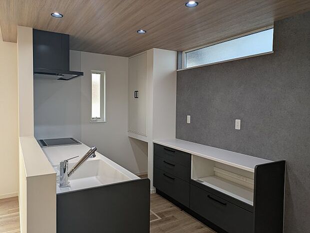 【キッチン】収納とカップボード付き♪