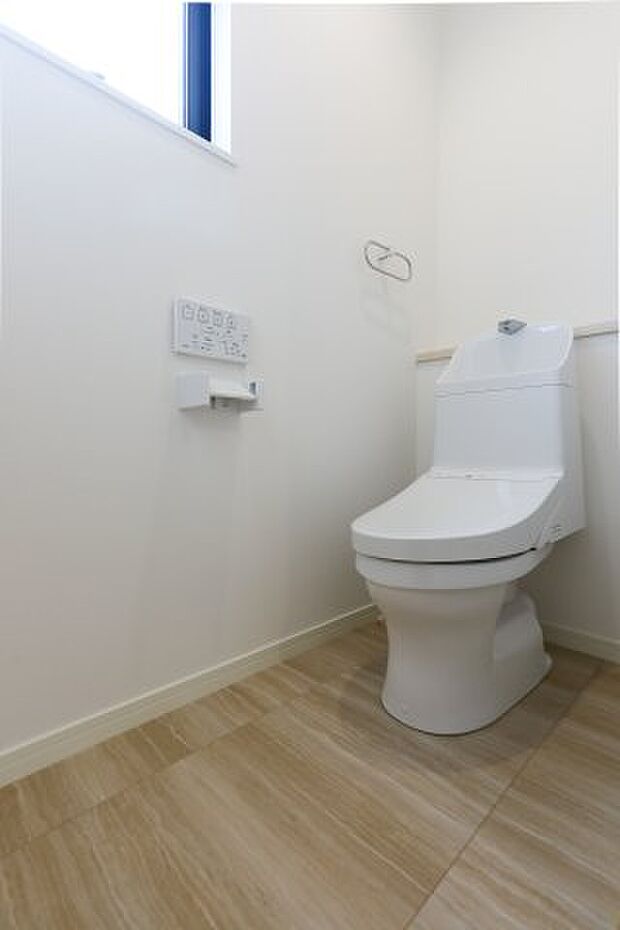 【トイレ】多機能で使いやすく、お手入れしやすい工夫が詰まったトイレを採用。キレイを保て節電節水効果も有。