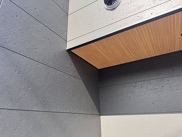 【親水コーティング外壁材】【同一仕様】親水コート加工された外壁材の表層は水になじみやすい親水基に覆われています。雨が降ることで親水基が汚れとの間に雨水を入り込みやすくするため、壁に付着した汚れが浮き上がり、雨水と一緒に洗い流してくれるため、外壁に汚れがたまりにくくなり、外観の見た目のキレイさを保つことができます。雨が降らない期間もホース等で外壁に水をかけることで、同様の効果が得られます。※実際のものとは異なります。