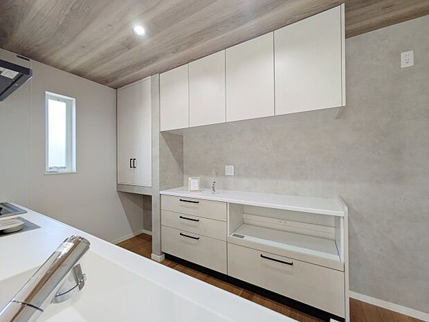 【キッチン】【扉付き収納＆カップボード】 キッチンには日用品や掃除用具などを収納できる扉付きの収納スペースがあります。小物が多いキッチンに最適！扉付きで転倒防止になり、すっきり隠せます。