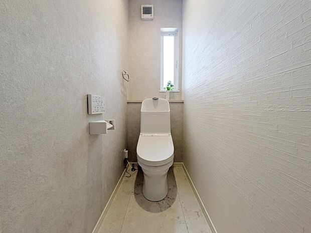 【トイレ】【トイレ】 TOTO製で汚れにくく、お手入れしやすい！多機能で使いやすく、お手入れしやすい工夫が詰まったトイレを採用。キレイを保て節電節水効果も有。