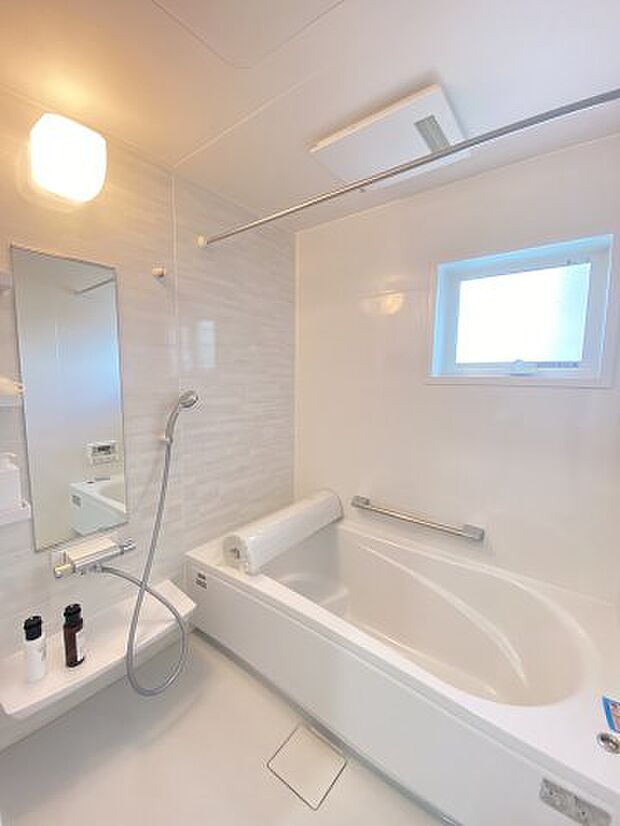 【バスルーム「リラクシア」タカラスタンダード】【同一仕様】タカラ独自の「ホーロー」は、表面がガラス質のため、汚れがついても落ちやすく、カビ菌もガードし、傷もつきにくくなっています。お掃除のしやすさを追求した素材のため、入浴後にシャワーとスポンジで軽くこすり流すだけで、清潔さを長く保てます。浴室周辺に厚い保温材が施されており、暖かさをキープできます。壁はマグネットが付き、遊びや収納に活用できます。※浴室換気乾燥機付き※実際のものとは異なります。