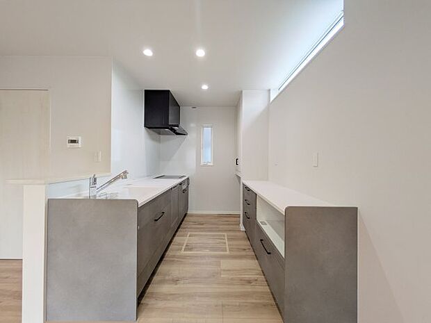 【キッチン】【キッチン】 カップボードや扉付き収納付きのキッチン♪忙しい毎日にうれしい食洗機も付いています！