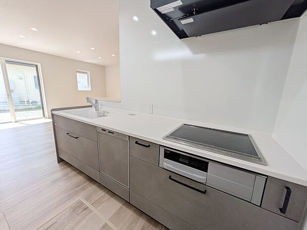 【キッチン】【キッチン】 IHキッチンは吹きこぼれが少なく、火の消し忘れの心配もありません。 お子様と一緒に料理しても、危険なリスクを減らし、安心して楽しむことができます♪