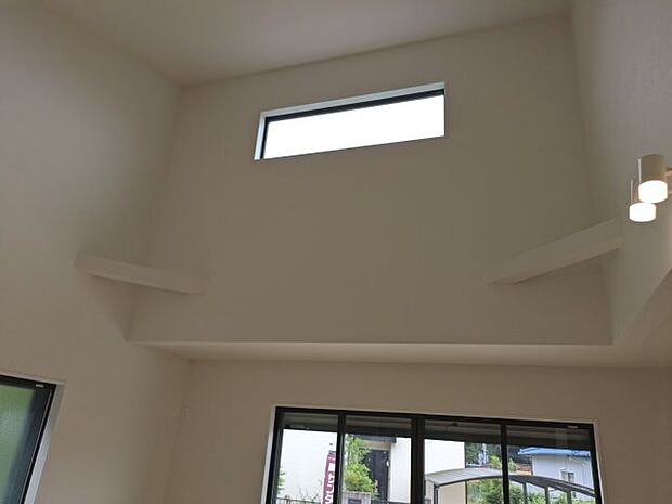 【居間・リビング】リビング上部　吹抜部分