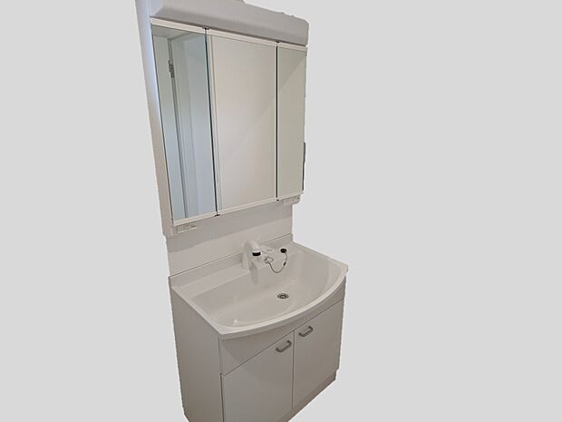 【独立洗面台】同仕様写真。三面鏡タイプの洗面台。鏡裏には細々した洗面用品を収納できます♪毎日の身支度がスムーズに！